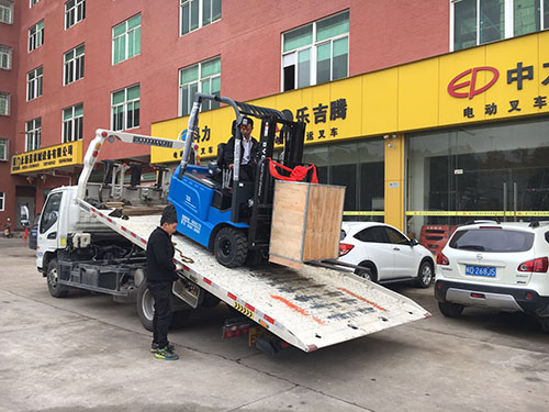 廈門(mén)電動(dòng)叉車(chē)公司，銷(xiāo)售比亞迪電動(dòng)叉車(chē)2.5噸一臺(tái)